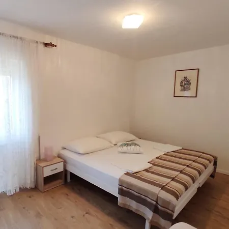 Danica Πανσιόν Lopar